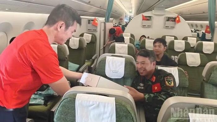 Phi hành đoàn cũng trao tặng mô hình máy bay cho các cán bộ, chiến sĩ như một món quà lưu niệm, thay cho lời cảm ơn và sự tri ân của hãng.
