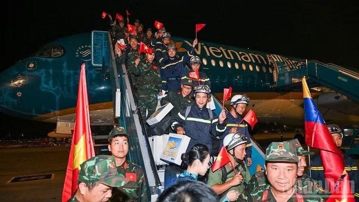 23 giờ 20 phút ngày 10/7, chuyến bay đặc biệt VN69 đã hạ cánh tại sân bay quốc tế Nội Bài, khép lại sứ mệnh nhân đạo đầy ý nghĩa của đoàn công tác.