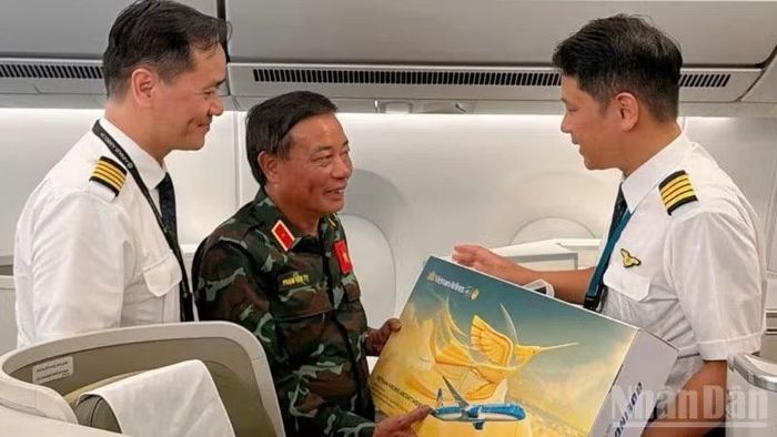 Cơ trưởng Trần Trung Dũng đại diện Vietnam Airlines trao mô hình máy bay tỷ lệ 1:100 tới Thiếu tướng Phạm Văn Tỵ, Phó Cục trưởng Cục Cứu hộ-cứu nạn, Bộ Quốc phòng, Trưởng đoàn công tác tham gia thực hiện nhiệm vụ tại Venezuela.