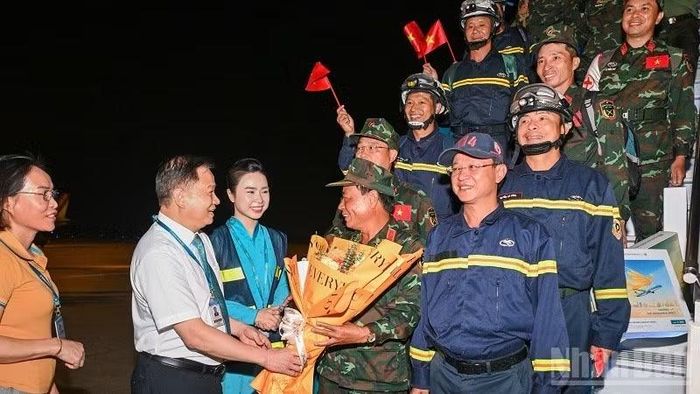 Đại diện Hãng hàng không quốc gia gửi lời cảm ơn và bày tỏ sự trân trọng sâu sắc trước tinh thần trách nhiệm, lòng dũng cảm và những nỗ lực không mệt mỏi của các cán bộ, chiến sĩ.