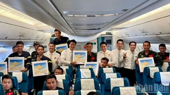 Những nụ cười và khoảnh khắc sẻ chia trên khoang hành khách góp phần tạo nên không khí ấm áp trong chuyến bay đặc biệt nối Venezuela với Việt Nam.