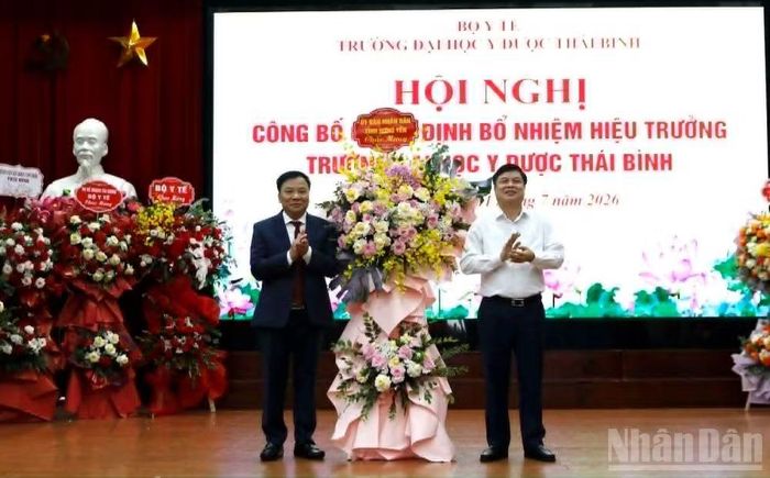 Đồng chí Phạm Văn Nghiêm, Phó Chủ tịch Ủy ban nhân dân tỉnh Hưng Yên tặng hoa chúc mừng.