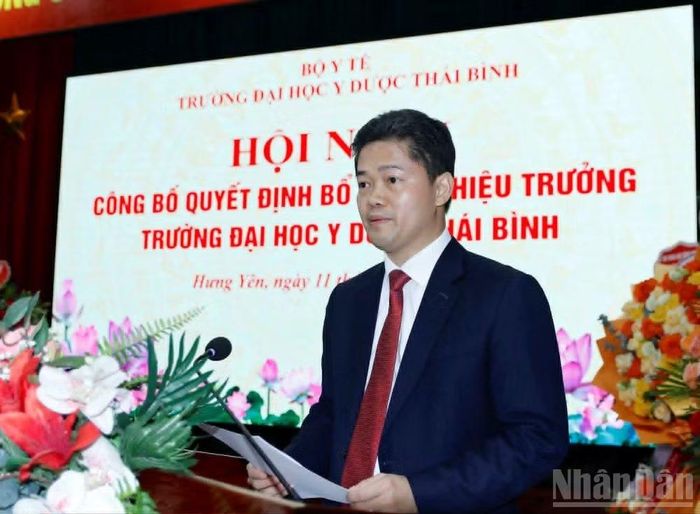 Thứ trưởng Thường trực Bộ Y tế phát biểu giao nhiệm vụ.