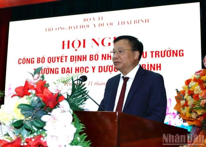 Nhà giáo ưu tú, Phó Giáo sư, Tiến sĩ Nguyễn Duy Cường, Hiệu trưởng nhà trường phát biểu nhận nhiệm vụ.