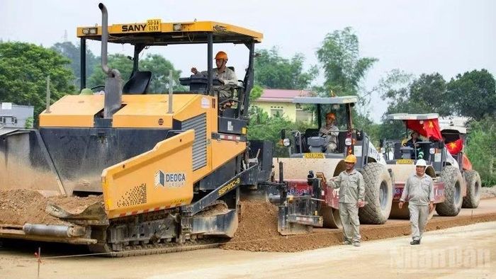 Triển khai thi công dự án đường cao tốc.