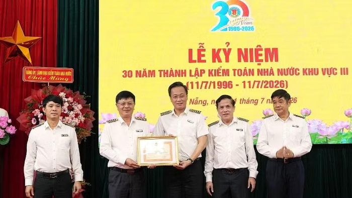 Tổng Kiểm toán nhà nước Nguyễn Hữu Nghĩa trao tặng Bằng khen của Tổng Kiểm toán nhà nước cho đơn vị.