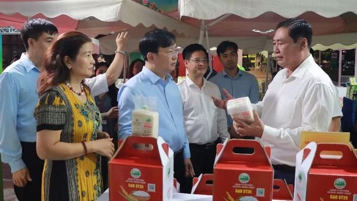 Quảng bá, giới thiệu sản phẩm gạo đặc sản Cần Thơ trong chương trình.