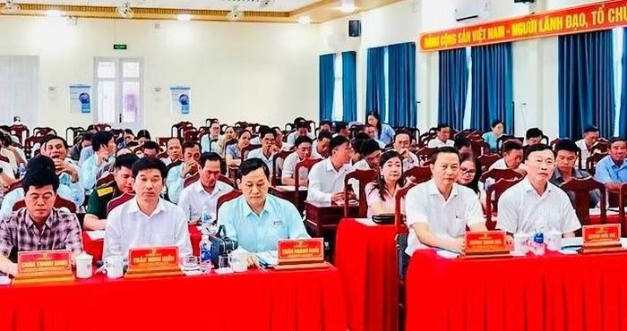 Lãnh đạo tỉnh và xã tại buổi lễ ra quân khám sức khỏe, khám sàng lọc bệnh cho nhân dân xã Vĩnh Hậu.