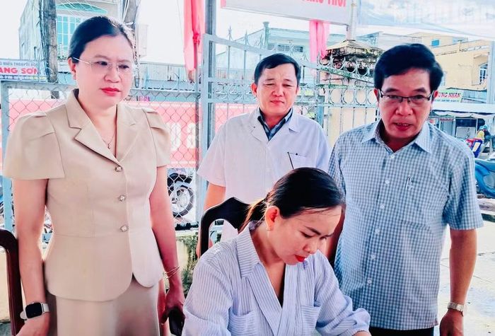 Đồng chí Trương Ngọc Thảo (bìa trái), Bí Thư Đảng ủy, Chủ tịch Hội đồng nhân dân xã Châu Thới đến dự và chỉ đạo sâu sát công tác khám sức khỏe cho người dân. (Ảnh: VĂN MẪN).