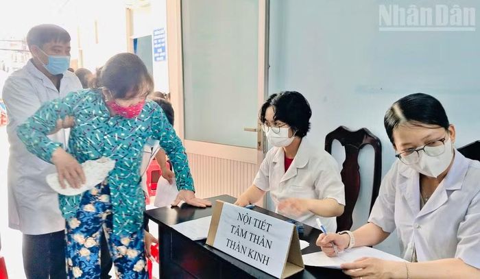 Các bác sĩ tại Trạm Y tế xã Châu Thới tận tình hỗ trợ và khám sức khỏe cho người dân. (Ảnh: VĂN MẪN).