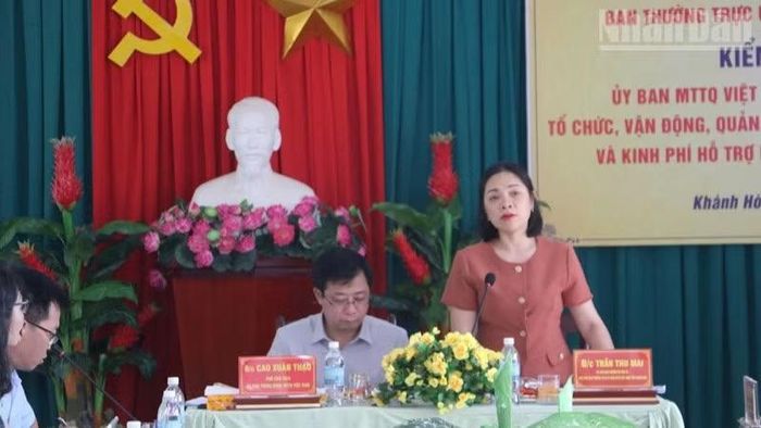 Phó Chủ tịch Thường trực Ủy ban MTTQ Việt Nam tỉnh Khánh Hòa Trần Thu Mai báo cáo tình hình triển khai công tác cứu trợ với đoàn công tác trung ương.