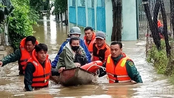 Lực lượng vũ trang cứu hộ người dân tỉnh Khánh Hòa ra khỏi vùng bão lũ.