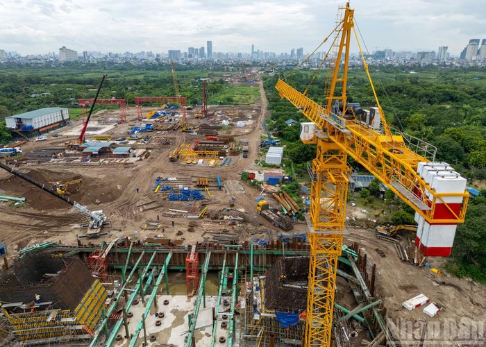 Vừa qua, dự án được yêu cầu đẩy nhanh tiến độ hơn nữa. Nhà thầu đã tổ chức lập lại tiến độ tổng thể thi công cầu chính, điều chỉnh biện pháp thi công tổng thể kết cấu nhịp đồng thời nghiên cứu và huy động tối đa nguồn lực, thiết bị và các giải pháp công nghệ hiện đại của ngành cầu đường lần đầu tiên được áp dụng tại Việt Nam, có thể kể đến là hệ thống ván khuôn leo thủy lực hiện đại với chiều cao đúc lên tới 6m/đốt, hệ thống cẩu tháp lớn với năng lực 800t.m, cần cẩu xoay toàn phần 360 độ thi công lắp hẫng dầm thép…