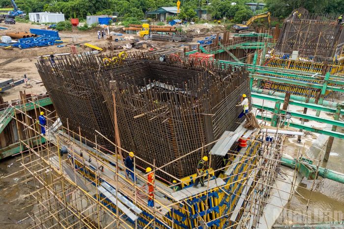 Theo tiến độ của hợp đồng, tổng thời gian thi công dự án 30 tháng. Trong đó đường găng tiến độ tại vị trí cầu chính dây văng với thời gian thi công của phần thân tháp chính là 15 tháng và thời gian thi công dầm chủ khoảng 24 tháng.