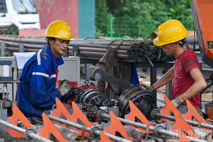 Cùng với việc huy động nhân lực tay nghề cao, nhiều thiết bị, công nghệ thi công hiện đại cũng được áp dụng tại dự án cầu Tứ Liên.