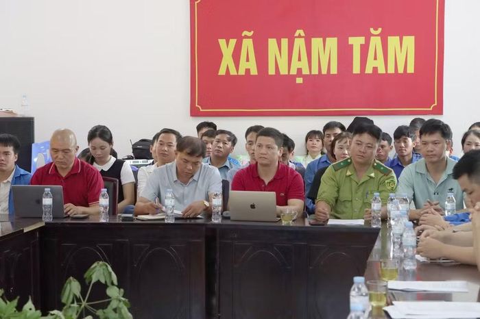 Đại diện chính quyền địa phương và nhân dân xã Nậm Tăm chia sẻ, đề xuất khó khăn, vướng mắc.