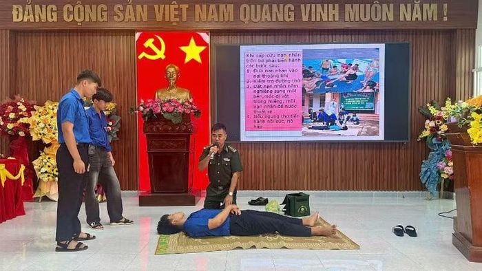 Cán bộ Đồn Biên phòng An Hải hướng dẫn các kỹ năng xử lý tình huống khi gặp người bị đuối nước và các biện pháp bảo đảm an toàn trong dịp nghỉ hè.