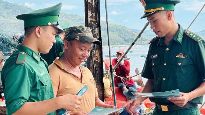 Đồn Biên phòng Xuân Đài tổ chức đợt cao điểm tuyên truyền pháp luật về chống khai thác hải sản bất hợp pháp, không báo cáo và không theo quy định (IUU) tại Cảng cá Dân Phước.