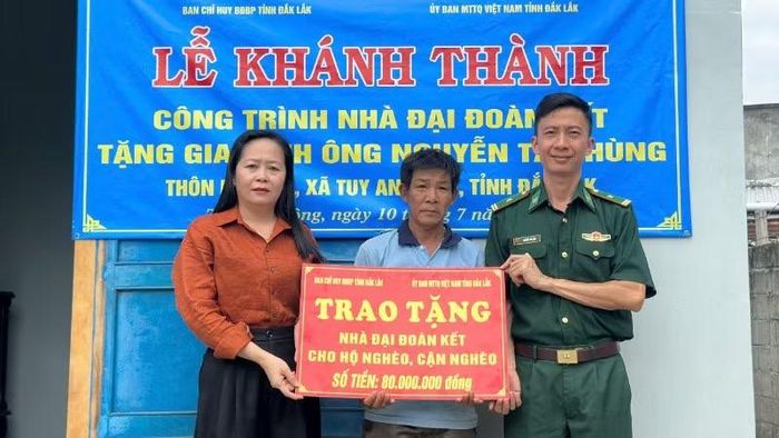 Đại diện Ban Chỉ huy Bộ đội Biên phòng tỉnh Đắk Lắk và các đơn vị trao biểu trưng tặng nhà Đại đoàn kết cho gia đình ông Nguyễn Tấn Hùng.