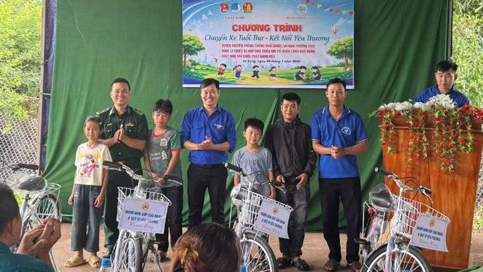Trao tặng xe đạp cho các em học sinh trong chương trình “Chuyến xe tuổi thơ - Kết nối yêu thương” tại xã Ea Bung.
