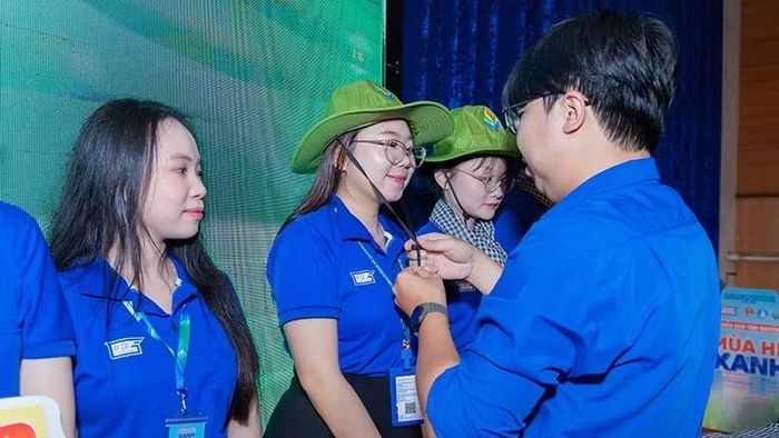 Đại biểu trao tặng quân trang cho đội trưởng và đội phó các đội hình sinh viên tình nguyện Mùa hè xanh. (Ảnh: Thanh Hải)