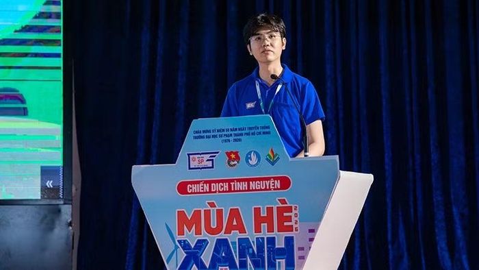 Đồng chí Nguyễn Phan Hoàng Anh, Phó Bí thư Đoàn trường, Chỉ huy trưởng chiến dịch Mùa hè xanh báo cáo công tác chuẩn bị cho chiến dịch. (Ảnh: Thanh Hải)