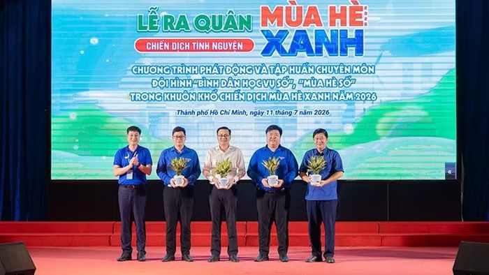 Đại diện lãnh đạo trường trao chậu cây xanh đến các địa phương phối hợp triển khai chiến dịch. (Ảnh: Thanh Hải)