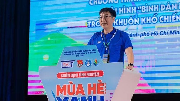 Thầy Nguyễn Ngọc Trung, Phó Bí thư Đảng ủy, Phó Hiệu trưởng nhà trường, Trưởng ban Chỉ đạo Chiến dịch phát biểu chỉ đạo tại Lễ ra quân. (Ảnh: Thanh Hải).