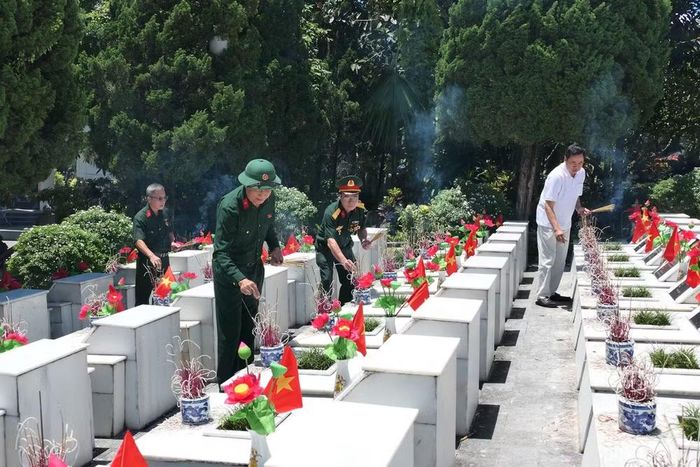Điểm đến đầu tiên trong hành trình tri ân nơi biên giới là Nghĩa trang Liệt sĩ Vị Xuyên.