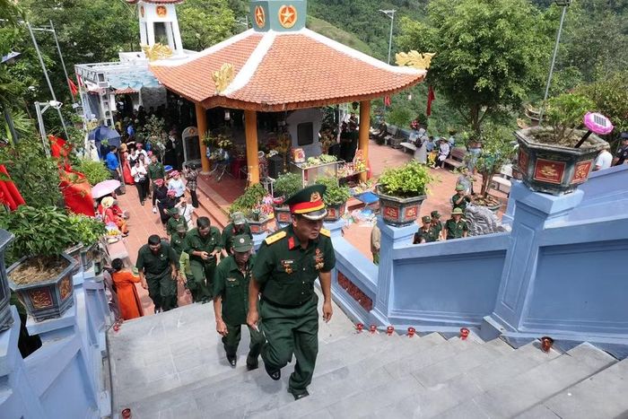 Tại Đài tưởng niệm các Anh hùng liệt sĩ mặt trận Vị Xuyên, xã Thanh Thủy đón hàng nghìn cựu chiến binh đến thắp hương tri ân đồng đội.