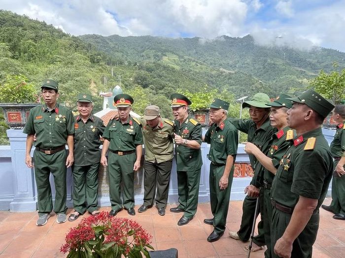  Và cùng cất vang bài hát "Về đây đồng đội ơi" của nhạc sĩ Trương Quý Hải giữa núi rừng biên giới. 
