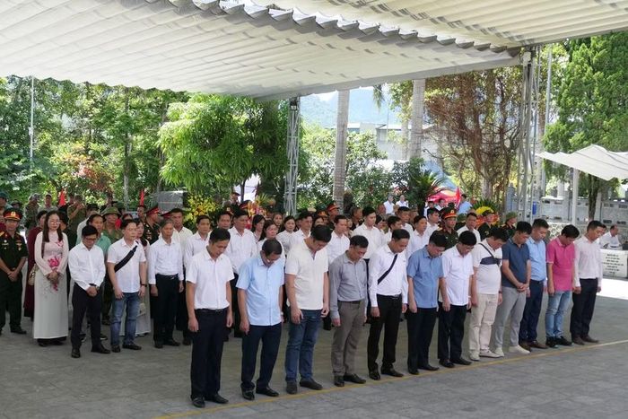 Với đạo lý "Uống nước nhớ nguồn", chính quyền, các ban, ngành, đoàn thể trong cả nước đến thắp hương, tri ân các Anh hùng liệt sĩ tại Nghĩa trang Liệt sĩ Vị Xuyên.