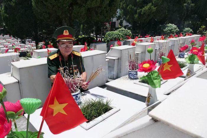 Cựu chiến binh Vũ Ngọc Quang, phường Minh Xuân, tỉnh Tuyên Quang, nguyên chiến sĩ Sư đoàn 314 thắp hương tưởng nhớ đồng đội tại Nghĩa trang Liệt sĩ Vị Xuyên.