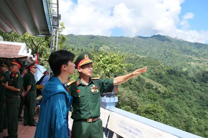 Thế hệ con, cháu các cựu chiến binh cùng đi tự hào khi nghe kể về những năm tháng chiến đấu gian khổ của thế hệ đi trước để giữ vững từng tấc đất thiêng liêng của Tổ quốc.