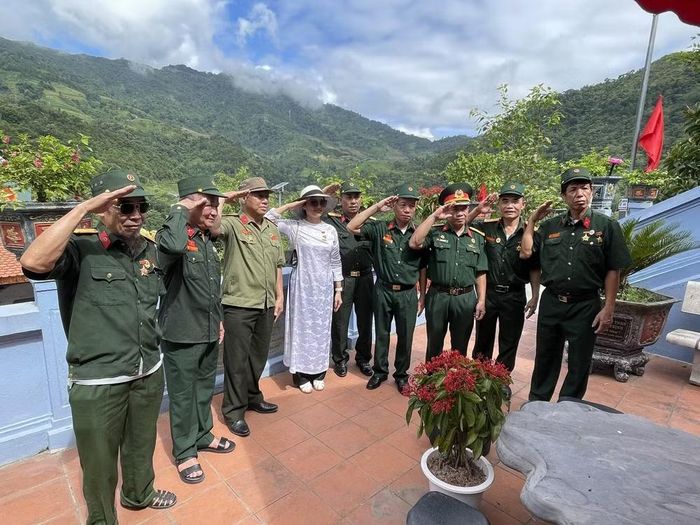 Những cựu chiến binh Sư đoàn 356 thực hiện nghi thức chào đồng đội tại Đài tưởng niệm các Anh hùng liệt sĩ mặt trận Vị Xuyên.