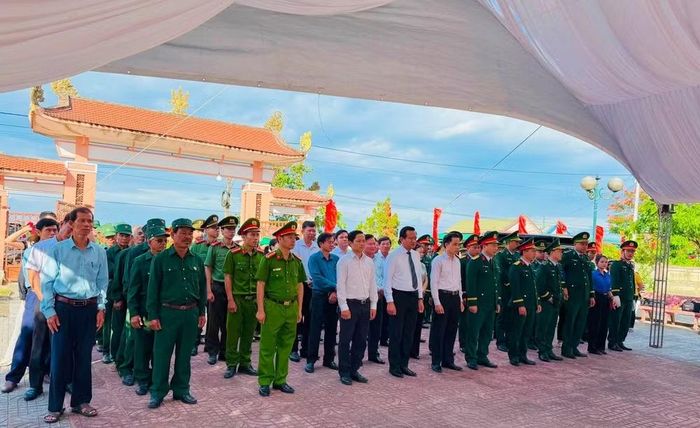 Các đại biểu dành phút mặc niệm tưởng nhớ các Anh hùng liệt sĩ.