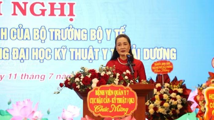 Phó Giáo sư, Tiến sĩ Đinh Thị Diệu Hằng phát biểu nhận nhiệm vụ.