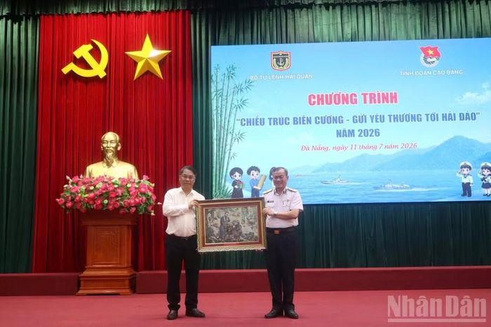 Đồng chí Phan Thăng An, Ủy viên Ban chấp hành Trung ương Đảng, Bí thư Tỉnh ủy, Chủ tịch Hội đồng nhân dân tỉnh Cao Bằng tặng quà lưu niệm cho Bộ Tư lệnh Vùng 3 Hải quân.