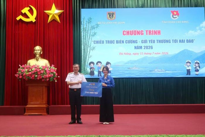 Đoàn công tác tỉnh Cao Bằng trao tặng biển tượng trưng chiếu trúc của đoàn viên, thanh thiếu nhi của tỉnh gửi tới cán bộ, chiến sĩ Vùng 3 Hải quân.