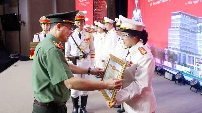 Thứ trưởng Phạm Thế Tùng trao Bằng khen của Thủ tướng Chính phủ, Bằng khen của Bộ Công an tặng các tập thể, cá nhân có thành tích xuất sắc.
