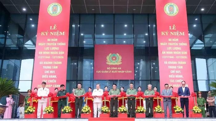 Các đại biểu cắt băng khánh thành công trình Trung tâm Chỉ huy, điều hành, tác chiến xuất nhập cảnh.