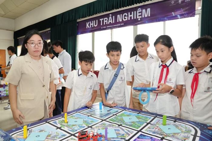 Các em học sinh tham quan khu trải nghiệm robotics.