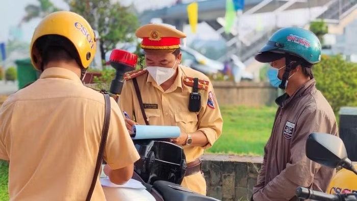 Lực lượng cảnh sát giao thông lập biên bản xử phạt vi phạm hành chính.