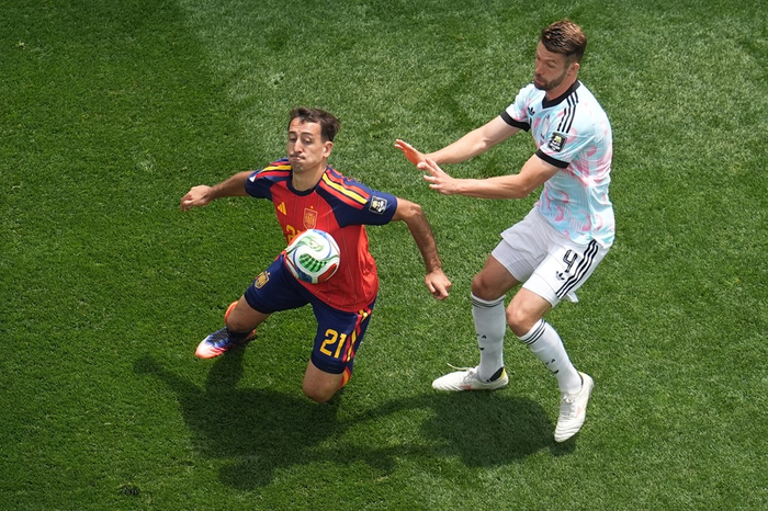 Oyarzabal (số 21) chưa có được cơ hội nào kể từ đầu trận. Ảnh: Sky Sports 