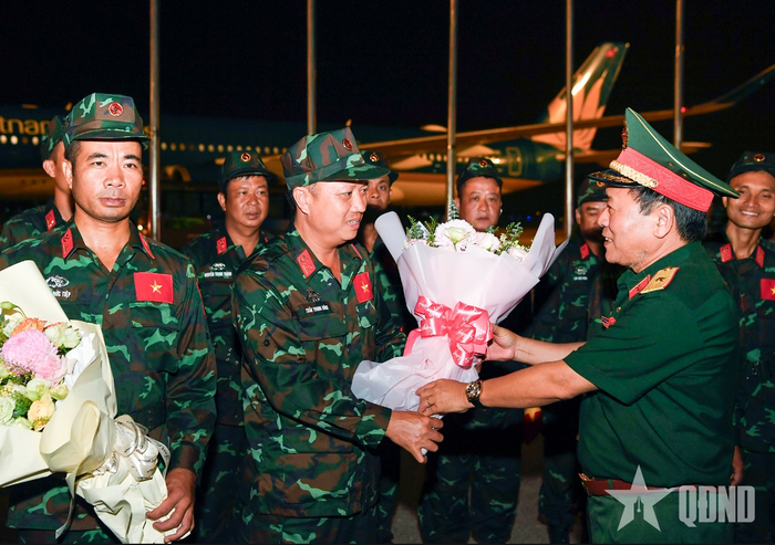 Lãnh đạo Bộ Quốc phòng, Bộ Tổng Tham mưu, Tổng cục Chính trị tặng hoa chúc mừng đoàn Việt Nam hoàn thành nhiệm vụ trở về nước.
