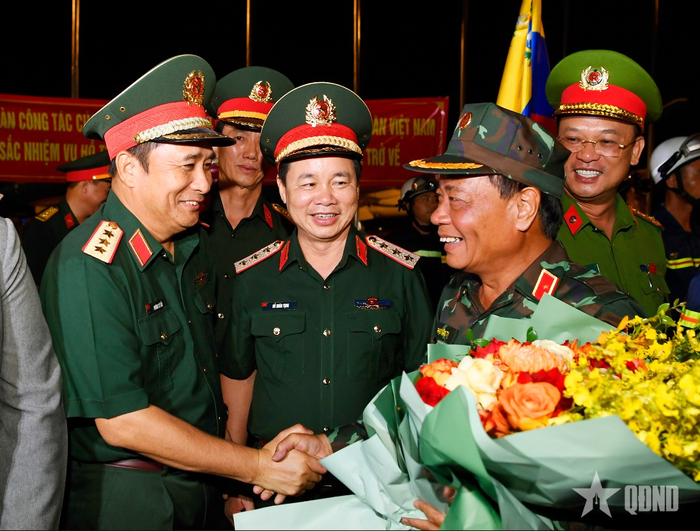 Lãnh đạo Bộ Quốc phòng, Bộ Tổng Tham mưu, Tổng cục Chính trị và Đại biện lâm thời Đại sứ quán Venezuela tại Việt Nam chúc mừng đoàn Việt Nam hoàn thành nhiệm vụ trở về nước.