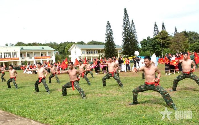  Cán bộ, chiến sĩ Lữ đoàn Đặc công bộ 198 biểu diễn võ thuật trong Lễ tuyên thệ chiến sĩ mới năm 2026. 