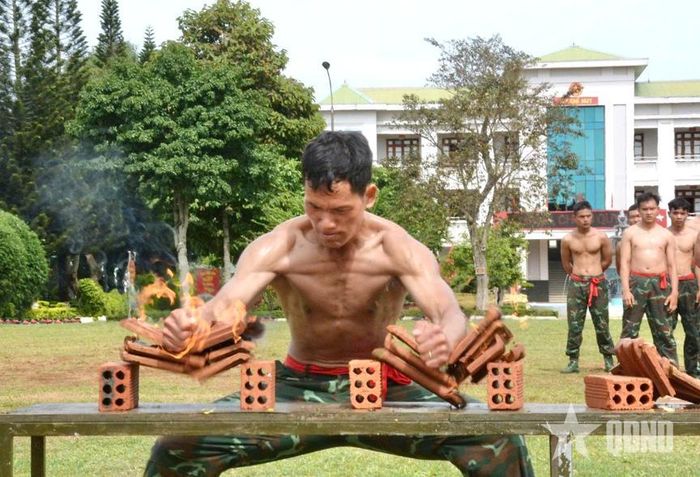 Công phá chồng ngói nóng bằng tay không. 