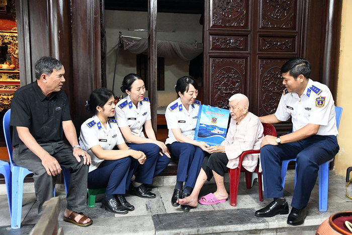 Vùng Cảnh sát biển 1 thăm, tặng quà Bà mẹ Việt Nam anh hùng Trần Thị Bệ.