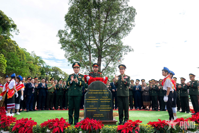 Hai đồng chí Phó thủ tướng, Bộ trưởng Bộ Quốc phòng trồng cây hữu nghị tại khu vực khuôn viên Cột mốc 460 phía Lào. 